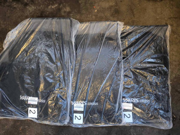 Toyota Yaris Cross sz�nyeggarnit�ra (sz�vet) - Teljesen �j -Gy�ri!