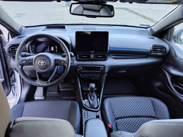 Toyota Yaris Hybrid Premiere Edition 130 LE, szalon állapotban