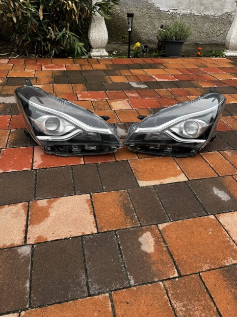 Toyota Yaris III 3 LED Fényszóró Jobb Első