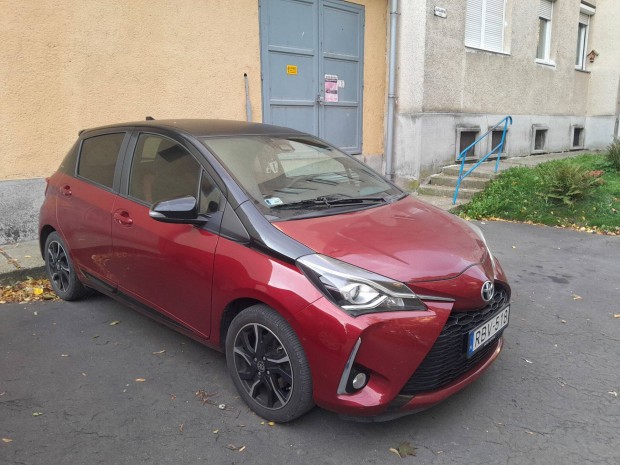 Toyota Yaris Selection Smart Red autó vezetett szervikönyv eladó