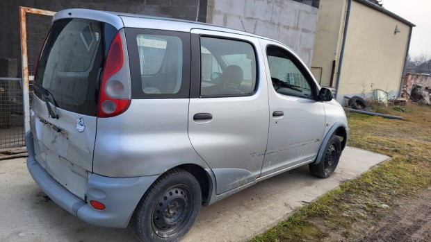 Toyota Yaris Verso karosszria elemek