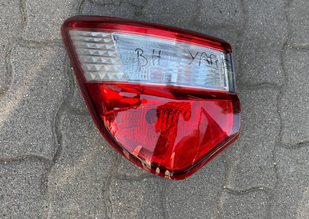Toyota Yaris bal hátsó lámpa 2017