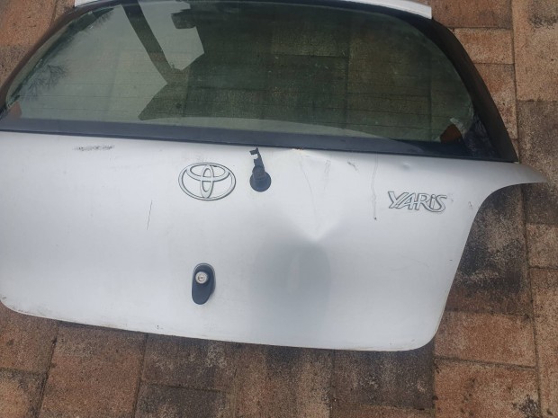 Toyota Yaris csomagt�rajt�.
