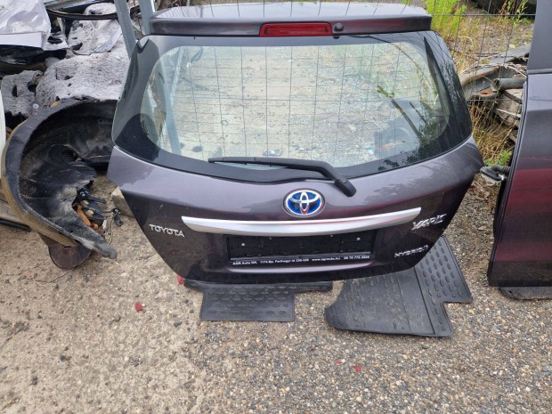 Toyota Yaris csomagt�rajt� komplett tolat�kamer�val 2012-2017