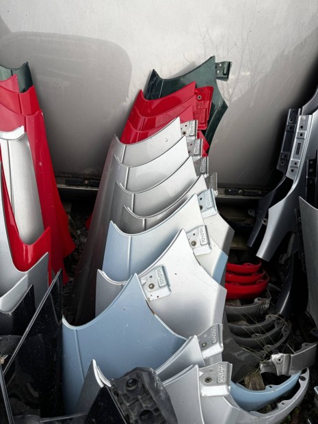 Toyota Yaris els� s�rv�d�k