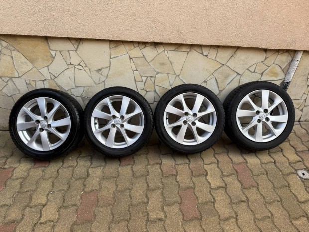 Toyota Yaris gyári 4x100 alufelni R16 téli gumival