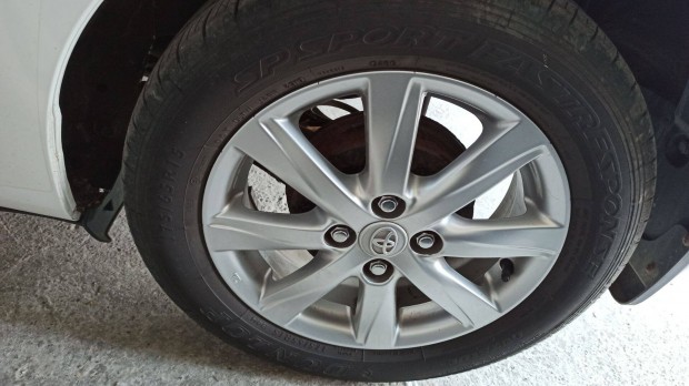 Toyota Yaris gyári alufelni jó gumival