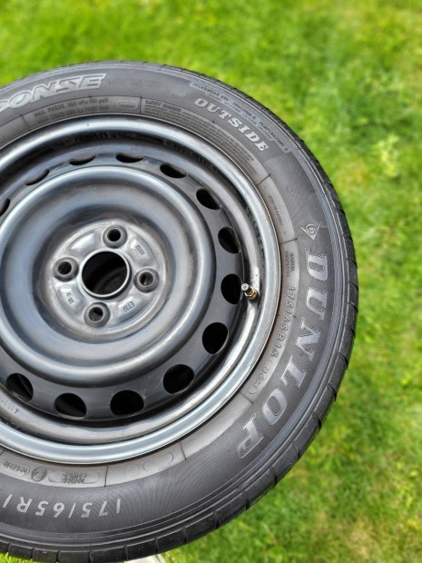 Toyota Yaris gyri lemezfelni Dunlop nyri gumival 175/65R15, Tpms