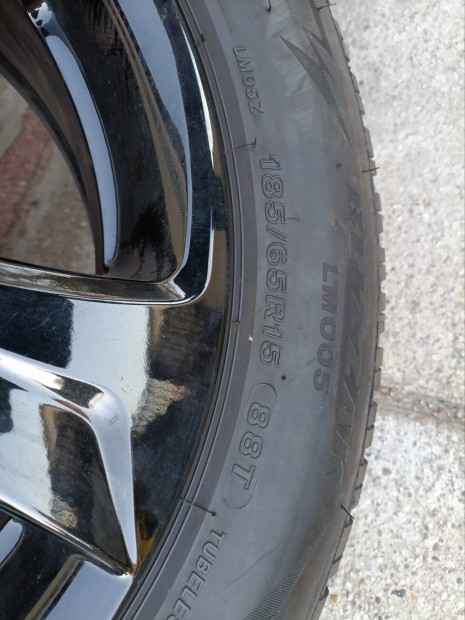 Toyota Yaris gyri r15' alufelni garnitra tli gumival 