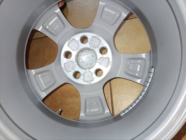 Toyota Yaris gy�ri r15' alufelni szenzorral 