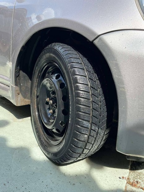 Toyota Yaris használt 15" téli gumi+felnivel eladó