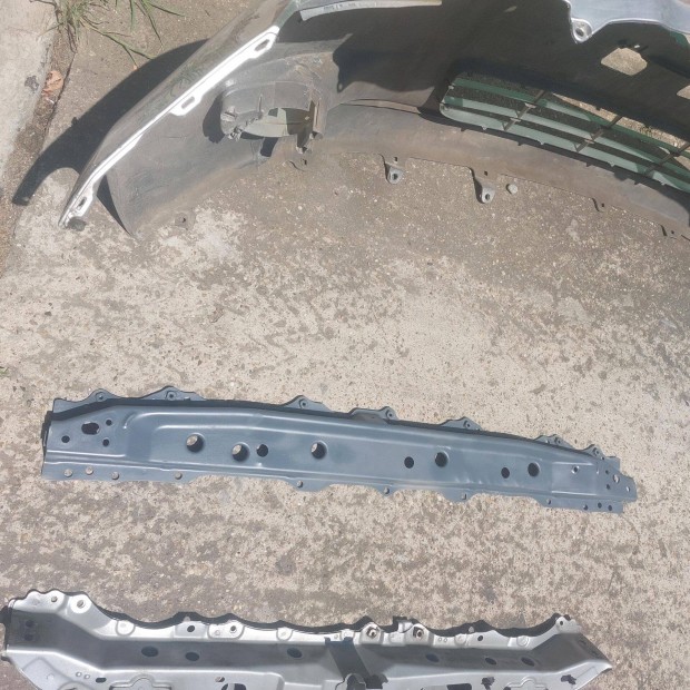 Toyota Yaris hűtőtartó