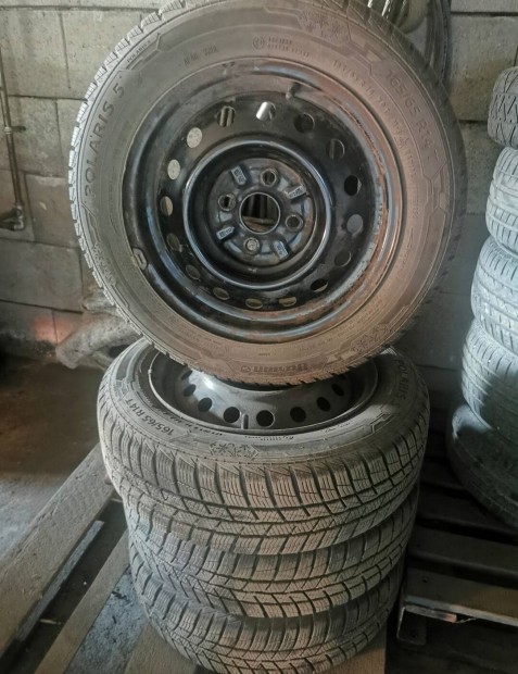 Toyota Yaris lemezfelni 165/65 R15 Barum polaris 5 tligumi