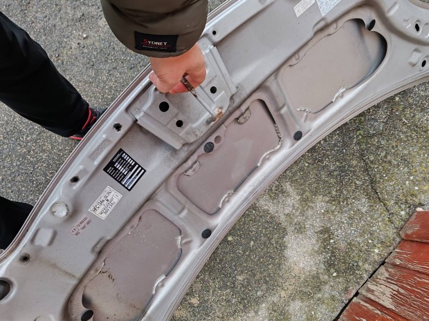 Toyota Yaris ll-es csomagtér ajtó ablaktörlő motorral és motorháztető