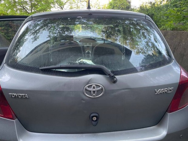 Toyota Yaris sérült , csomagtér ajtó, ép üveggel