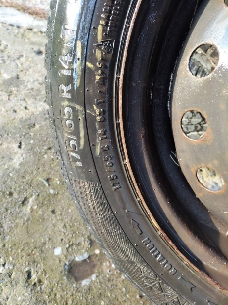 Toyota Yaris téli gumi lemezfelnivel