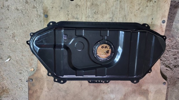 Toyota Yaris zemanyag tank. 1999-2002