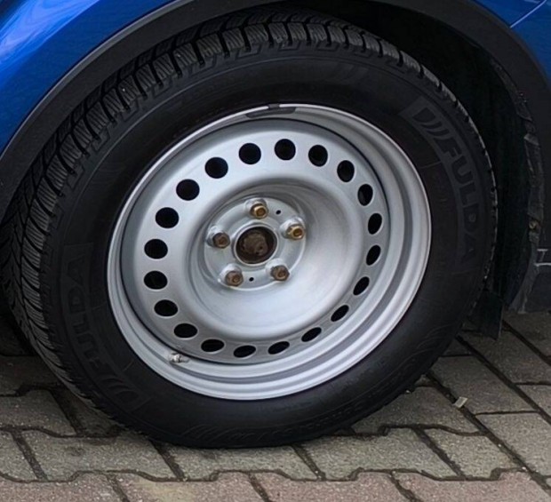 Toyota acél felni téli gumikkal