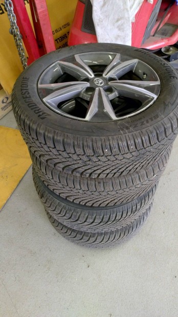 Toyota alufelni (C-HR) 215/60 R17 Bridgestone tli gumikkal 90%