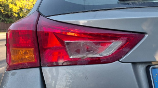 Toyota auris bal hátsó belső lámpa elado