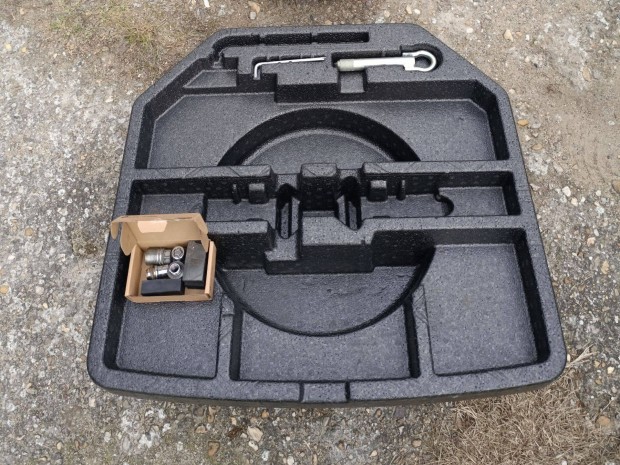 Toyota csomagt�r t�rol�