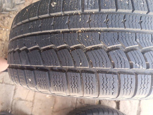 Toyota dyn�ra val� gumiabroncs jelk�pes �sszeg�rt