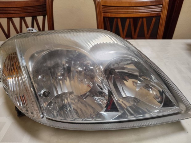 Toyota els� f�nysz�r� p�r elad�