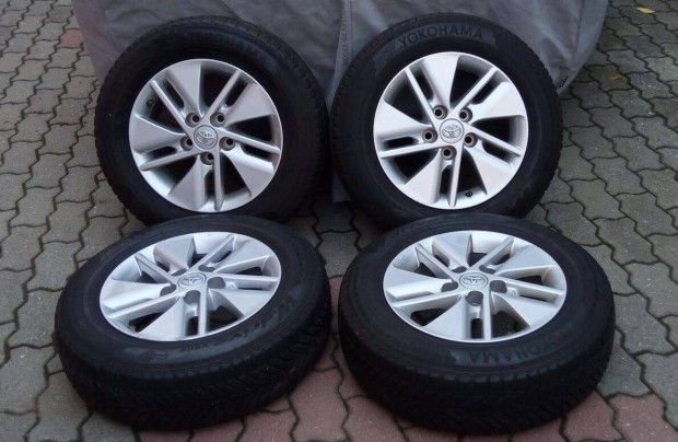 Toyota felni 15 Auris 15" gyári alufelni téli gumikkal eredeti anyák