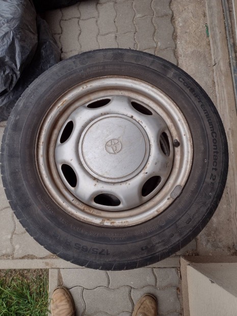 Toyota felni nyári gumival