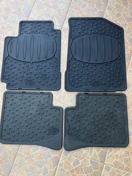 Toyota gumisznyeg elad