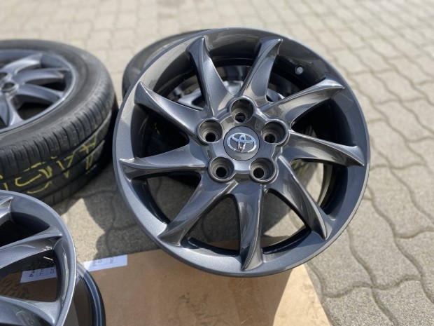 Toyota gy�ri 16"-os ker�k szett 5x114.3 205/55R16