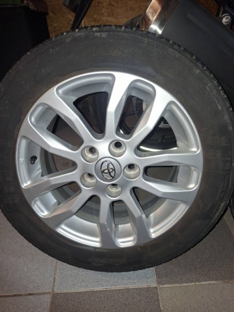 Toyota gy�ri alufelni alu felni 16 5x114.3 60.1 ET45 