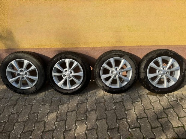 Toyota gyári felni R15 téli gumival