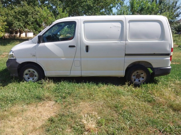 Toyota hiace 2.5d,4x4,3 szem kistgk dupla toloajtoval elado