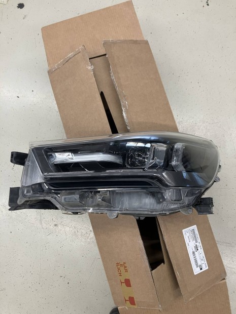 Toyota hilux LED fényszóró 81150-YP431