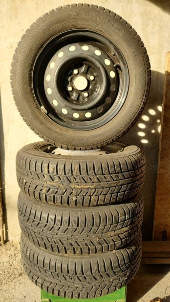 Toyota lemezfelni garnitra 185/65 R14 Yokohama W-Drive tligumikkal