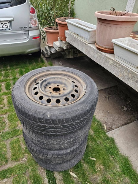 Toyota lemezfelni garnit�ra 205/55R16