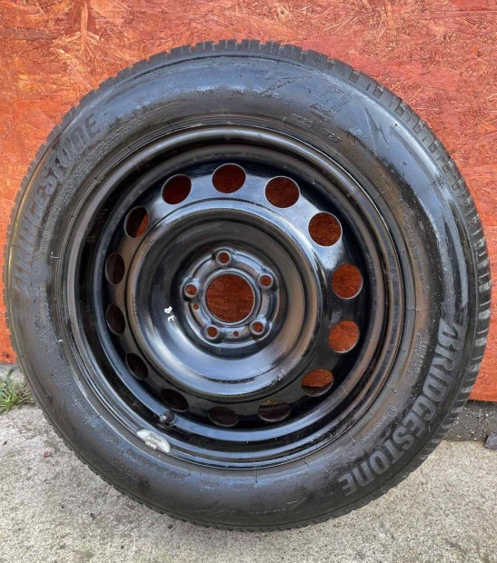 Toyota lemezfelni szett téligumival. 205/60R16