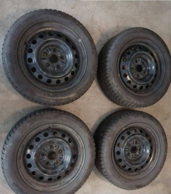Toyota lemezfelni téligumival eladó