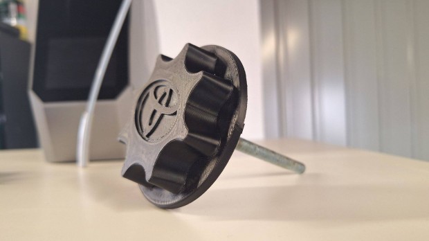 Toyota logo-s p�tker�k lefogat� csavar