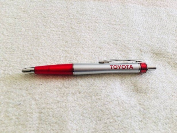 Toyota piros-ezst toll