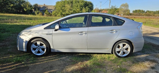 Toyota prius 3 hibrid elad. 