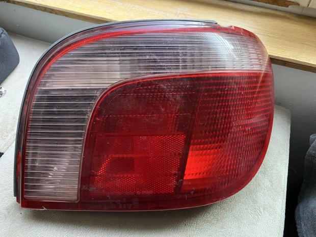 Toyota yaris 1. Generáció hátsó lámpa