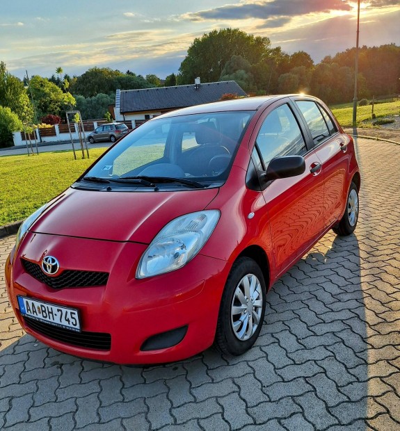 Toyota yaris 2010, megkímélt állapotban, hölgy tulajdonostól
