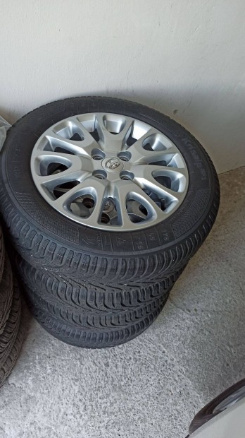 Toyota yaris gyári alufelni téli gumival