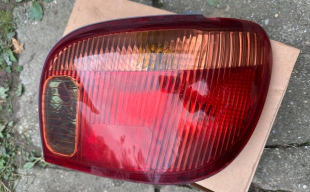 Toyota yaris hátsó lámpa