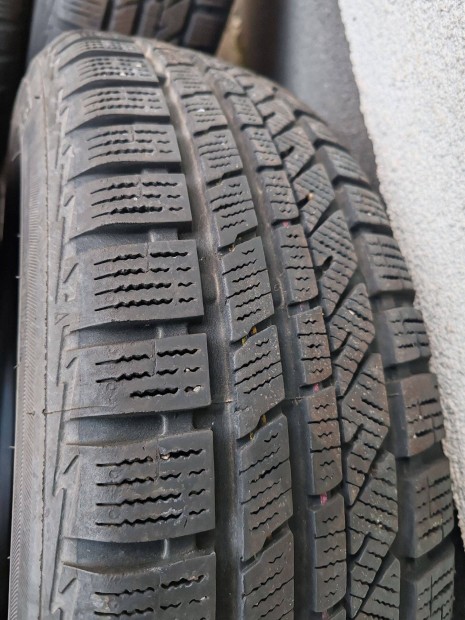 Toyota yaris lemezfelni téli gumival 15"