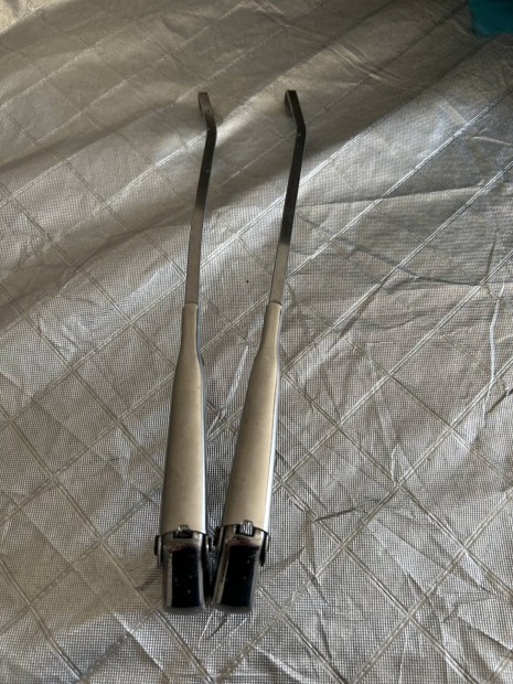 Trabant ablakt�rl� p�r kr�m bevonat�