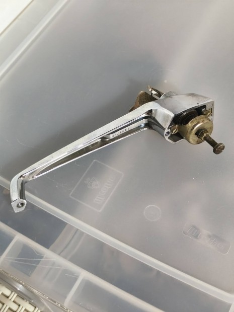 Trabant ajt� kilincs.