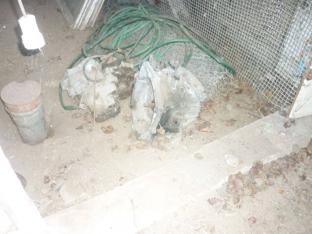 Trabant egyes alkatrszei csomagtrajt hossz kipufog cs